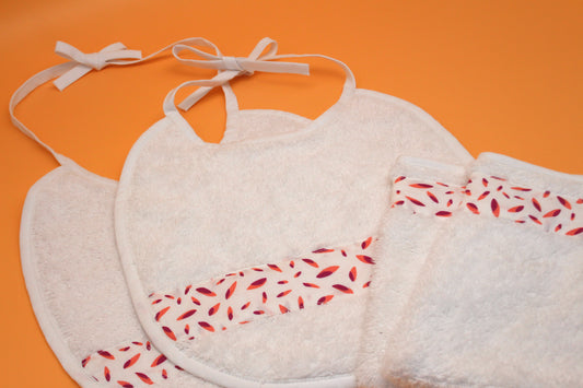 Lot de deux bavoirs et gants de toilette